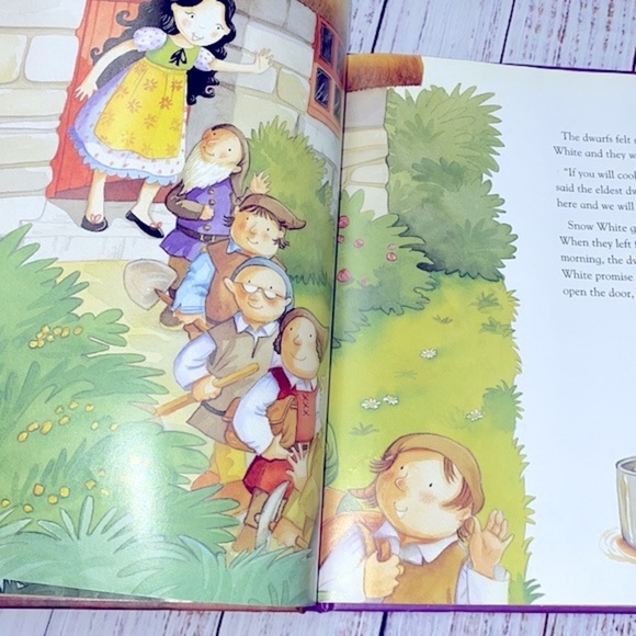 Snow White & The Seven Dwarfs kids book - Picture 10 of 13